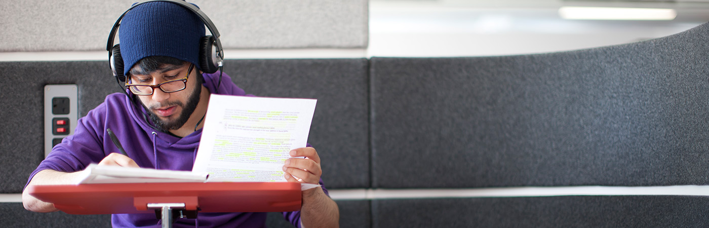 Student in Learning commons