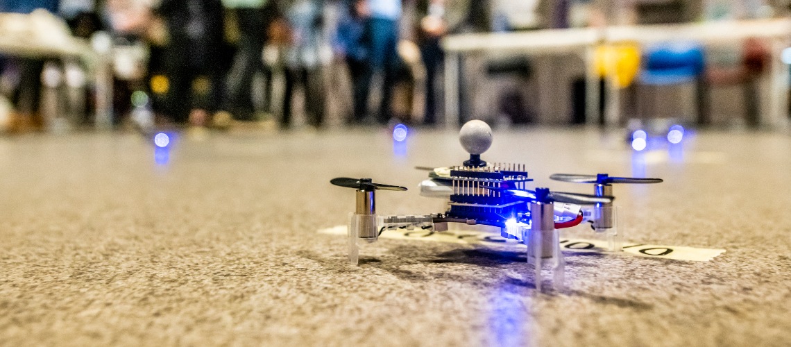 Small flying robot with propellers 