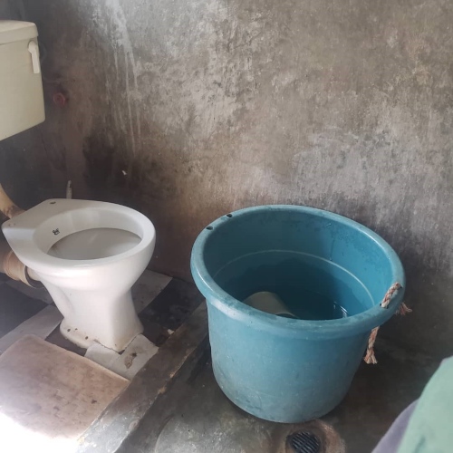 Water storage tub next to non-functional flush toilet in Lilongwe, Malawi. Photo: Ralph Ndalama, 2021